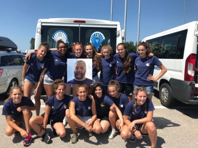 Il Bogliasco Under 15 femminile campione d'Italia. Hanno scelto il pullmino sbagliato per la foto, quello giusto è il n. 1