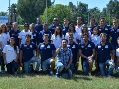 Le due squadre di A1 della Carpisa Yamamay Acquachiara con il comico Alessandro Bolide (FOTO Rosario Caramiello)