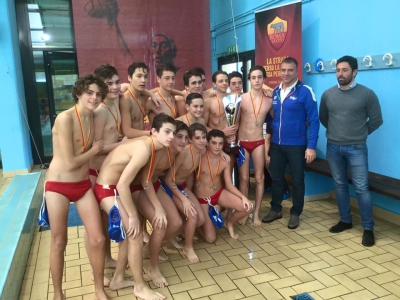 Fabio Conti premia la Florentia vincitrice del torneo