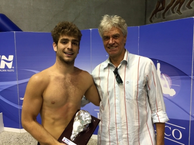 Nando Pesci premia Antonio Maccioni, eletto miglior giocatore della Final Four