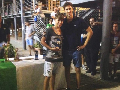 Serra (Andrea Doria), miglior portiere del torneo, premiato da Ghiara (portiere Sturla)