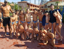 L'Under 11 dell'Acquachiara festeggia il titolo con Amaurys Perez, direttore tecnico dello Yellow Ball